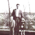 Даглас Спрингстин с сыном Брюсом и дочерью Вирджинией